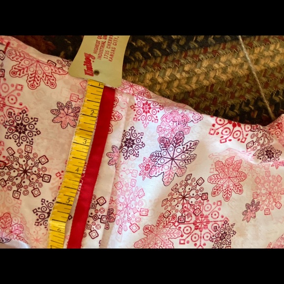 SEASONAL Red & White SNOWFLAKES Women’s UA ButterSoft Size LARGE Scrub Top ❄️ - Picture 13 of 15